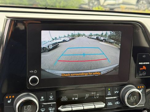 Used 2023 Toyota Highlander XLE AWD/4WD image 30