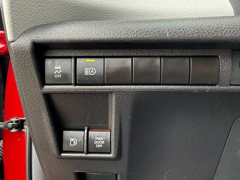Used 2025 Toyota Sienna XLE AWD/4WD image 19