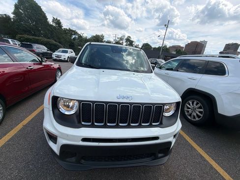 Used 2023 Jeep Renegade Latitude AWD/4WD image 2