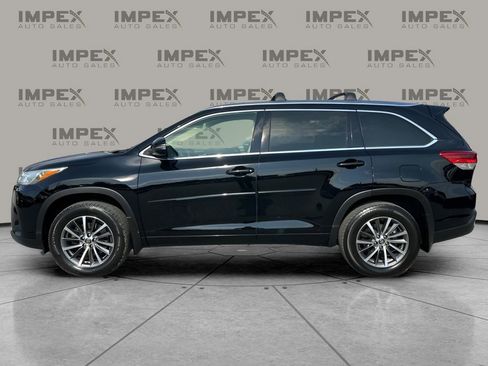 Used 2018 Toyota Highlander XLE image 2
