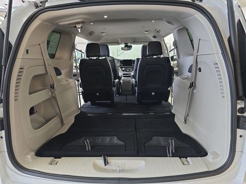 Certified 2024 Chrysler Pacifica Touring-L FWD image 14