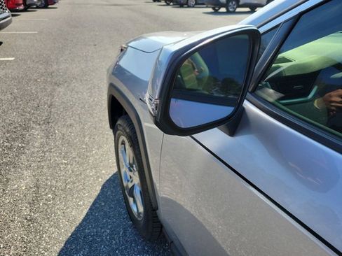 Used 2019 Toyota RAV4 Limited image 18