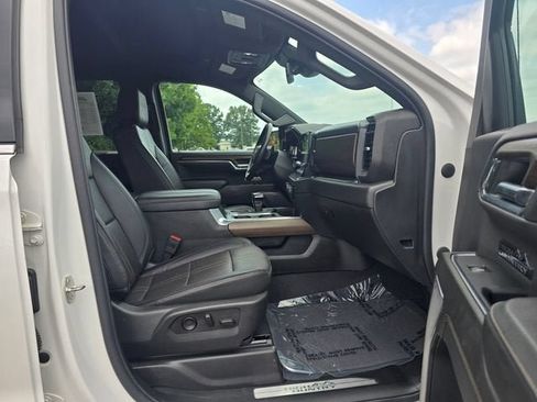 Used 2024 Chevrolet Silverado 1500 High Country w/ Z71 Off-Road Package AWD/4WD image 16