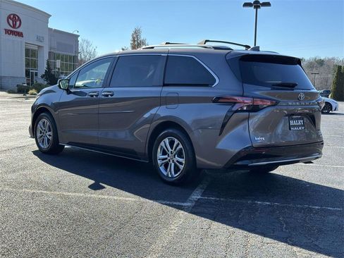 Used 2023 Toyota Sienna Platinum image 22