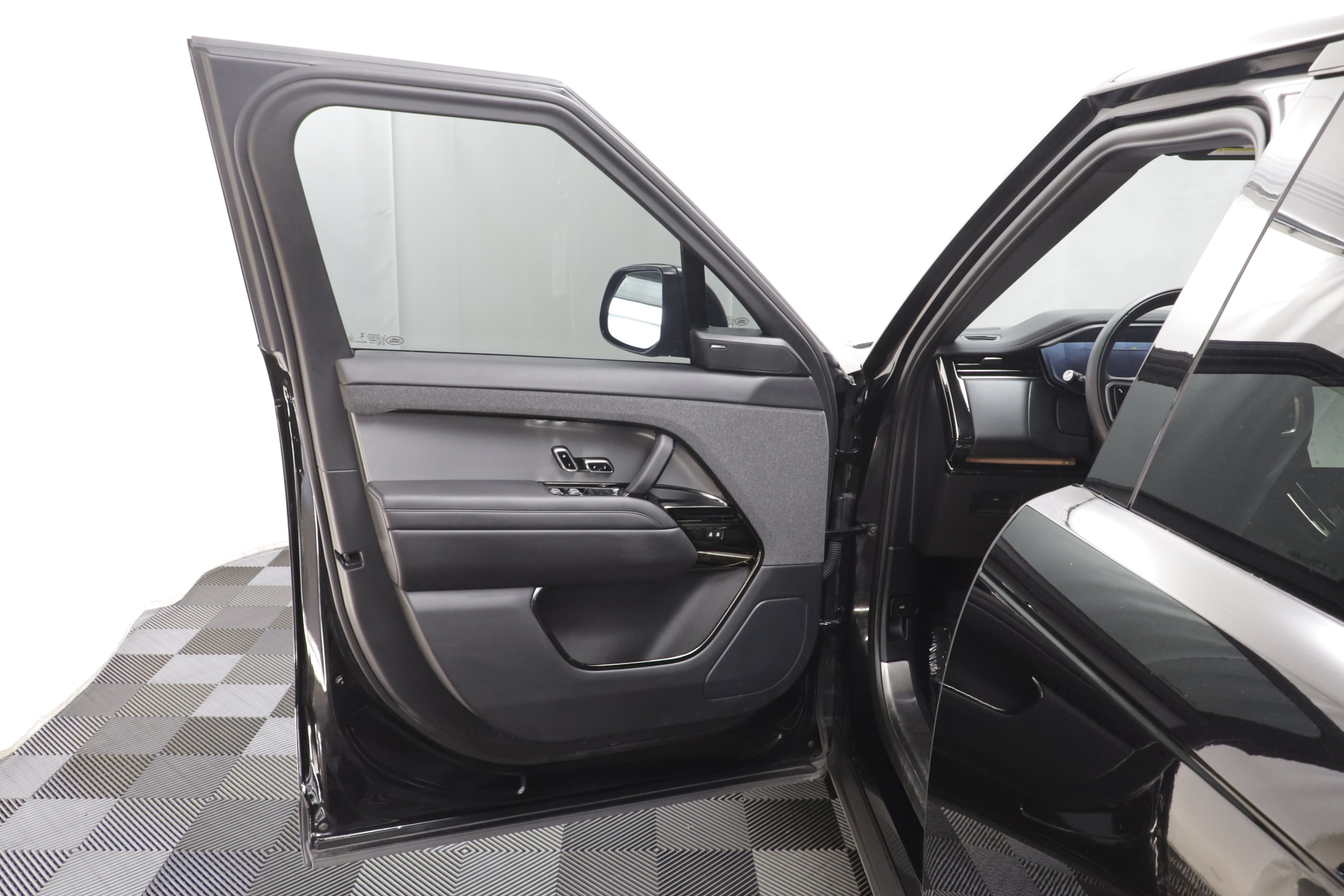 Used 2024 Land Rover Range Rover Sport SE AWD/4WD image 5