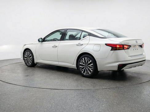 Used 2025 Nissan Altima 2.5 SV FWD image 6