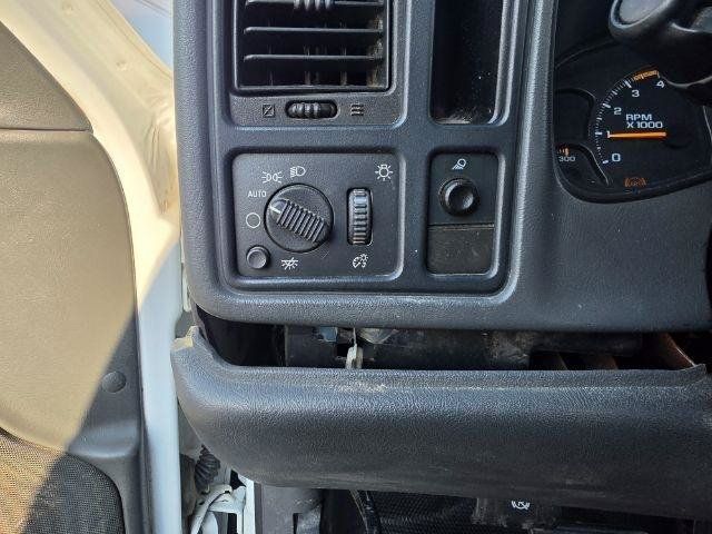 Used 2004 Chevrolet Silverado 2500 LS w/ Heavy-Duty Power Package AWD/4WD image 13
