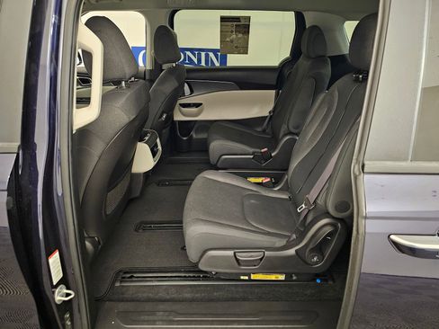 Used 2024 Kia Carnival LX FWD image 33
