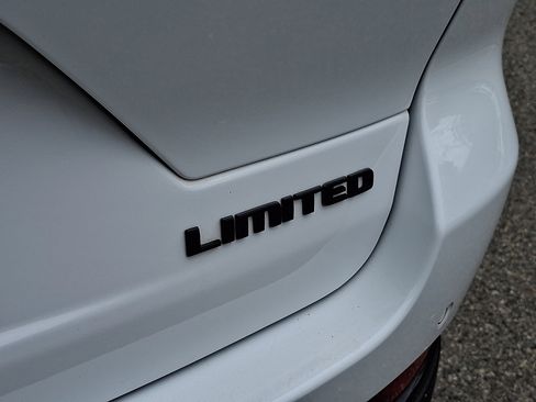 Certified 2023 Jeep Grand Cherokee Limited w/ Black Appearance Package AWD/4WD image 30