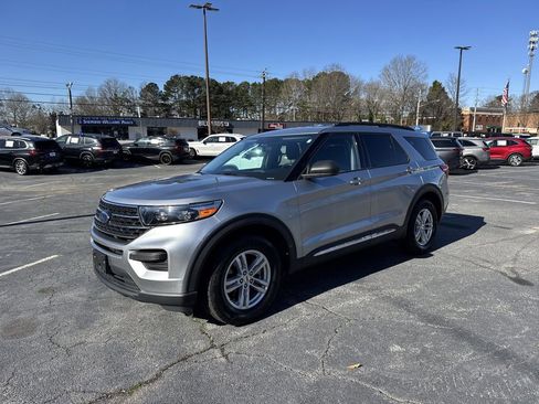 Used 2023 Ford Explorer XLT image 3