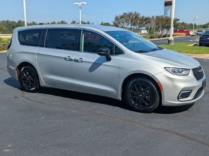 Used 2024 Chrysler Pacifica Touring-L