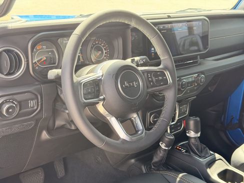 Used 2025 Jeep Wrangler Unlimited Sahara AWD/4WD image 17