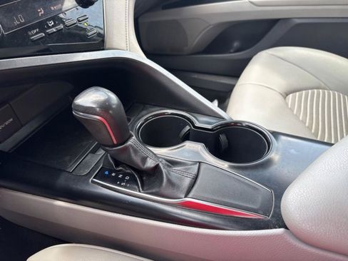 Used 2019 Toyota Camry SE FWD image 14