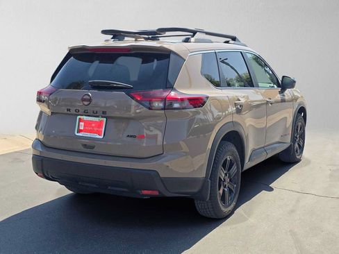 Used 2025 Nissan Rogue SV AWD/4WD image 3