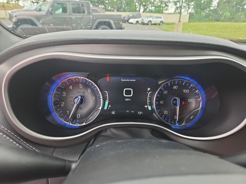 New 2027 Chrysler Pacifica Select FWD image 4
