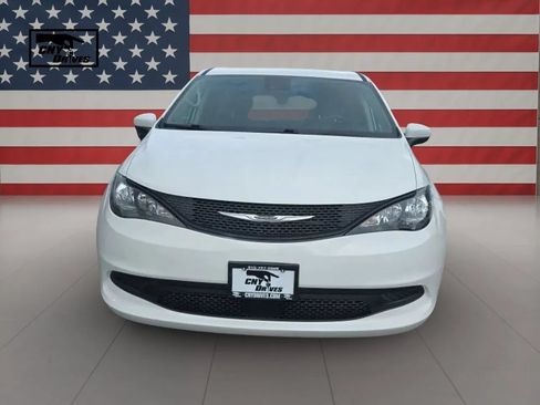 Used 2022 Chrysler Voyager LX FWD image 2