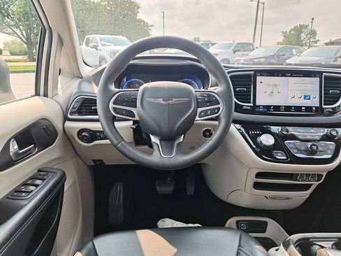Used 2023 Chrysler Pacifica Touring-L FWD image 16