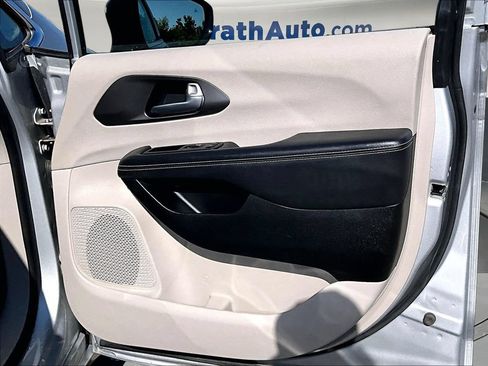 Used 2024 Chrysler Pacifica Touring-L FWD image 31