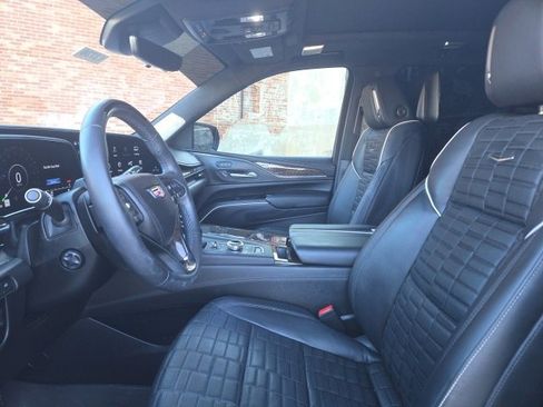 Used 2024 Cadillac Escalade Sport Platinum w/ LPO, ONYX Package image 7