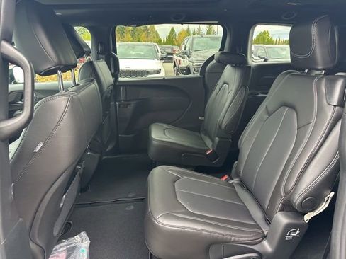 New 2026 Chrysler Pacifica Select image 9