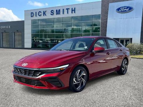 Used 2025 Hyundai Elantra SEL image 3