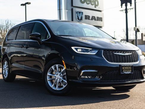 New 2026 Chrysler Pacifica Select image 1