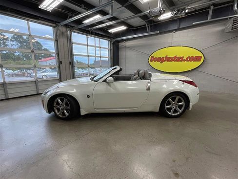 Used 2004 Nissan 350Z Touring RWD image 2