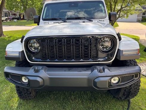 Used 2025 Jeep Gladiator Sport AWD/4WD image 8