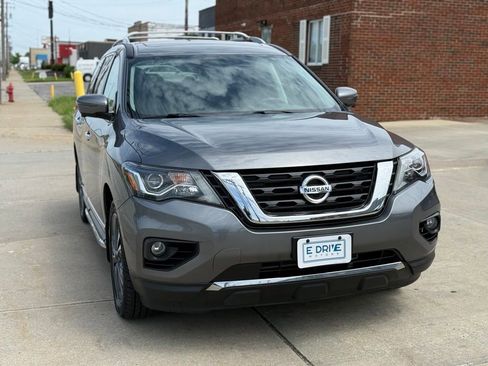 Used 2019 Nissan Pathfinder Platinum AWD/4WD image 3