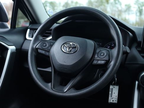 Used 2021 Toyota RAV4 LE image 5