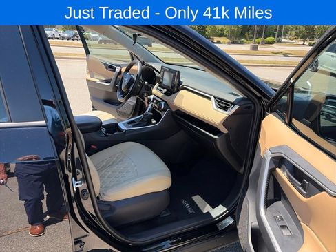Used 2019 Toyota RAV4 LE FWD image 11