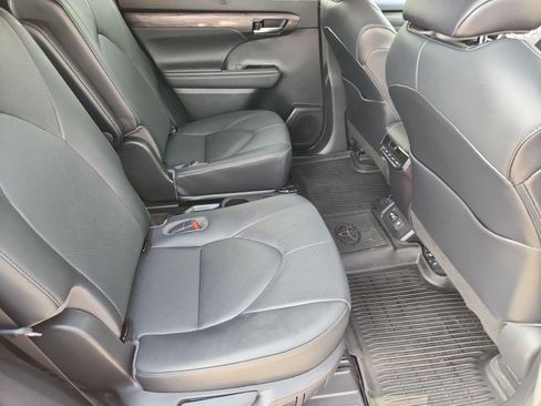 Used 2021 Toyota Highlander Limited FWD image 27