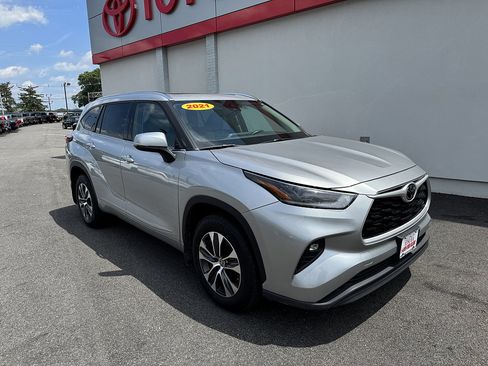 Used 2021 Toyota Highlander XLE AWD/4WD image 4