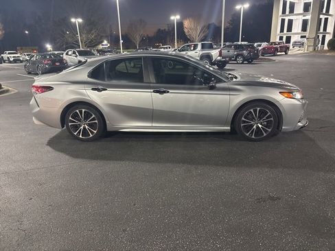 Used 2018 Toyota Camry SE image 5