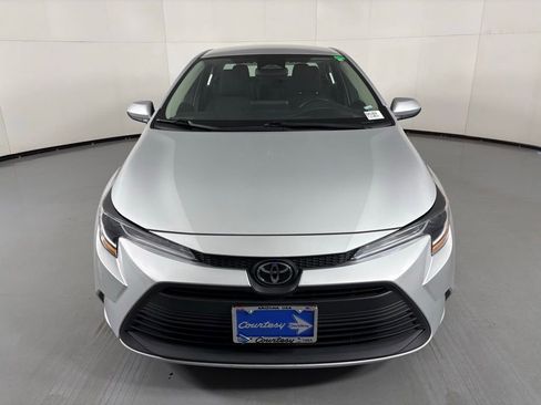 Used 2023 Toyota Corolla LE FWD image 3