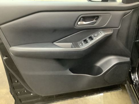 Used 2025 Nissan Rogue SV FWD image 11