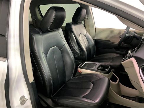 Used 2024 Chrysler Pacifica Touring-L FWD image 7