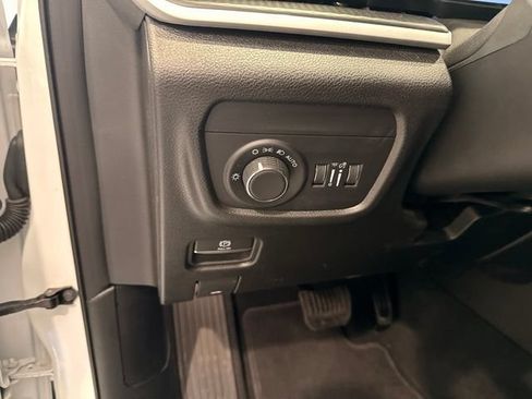 Used 2025 Jeep Grand Cherokee Altitude AWD/4WD image 15