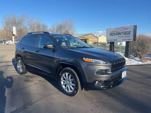Used 2018 Jeep Cherokee Latitude AWD/4WD image 2