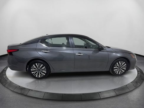 Used 2025 Nissan Altima 2.5 SV FWD image 4