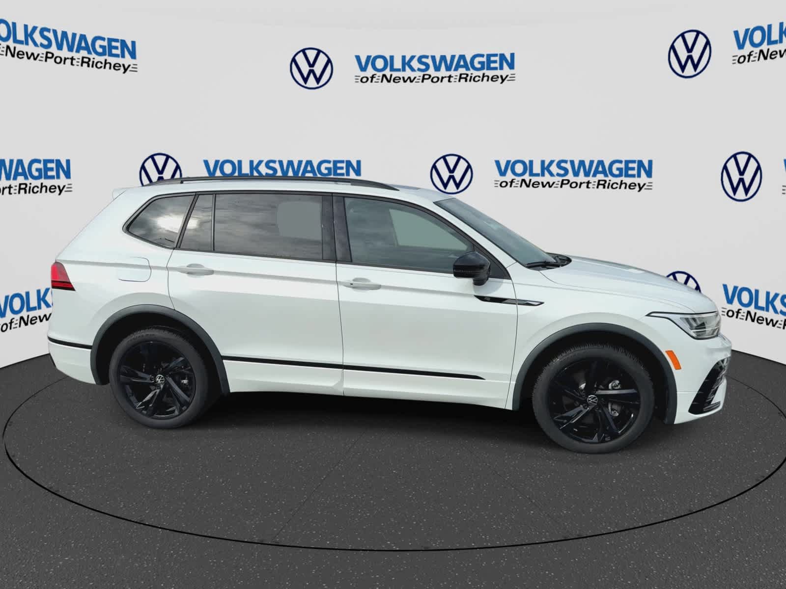 Used 2024 Volkswagen Tiguan SE R-Line FWD image 9