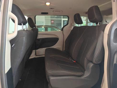 Used 2020 Chrysler Voyager L FWD image 8