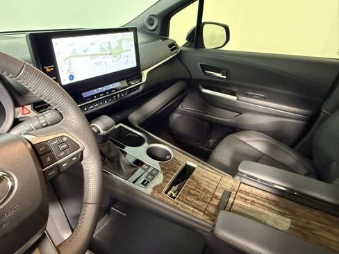 Used 2025 Toyota Sienna Platinum image 19