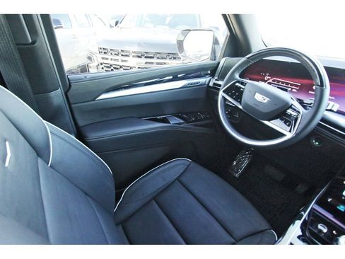 Used 2025 Cadillac Escalade ESV Sport w/ Touring Package image 8