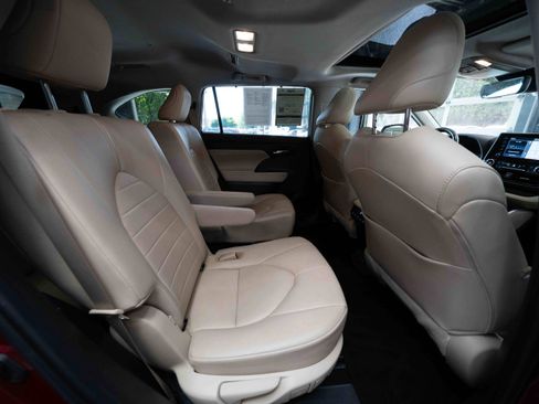 Used 2021 Toyota Highlander XLE AWD/4WD image 25