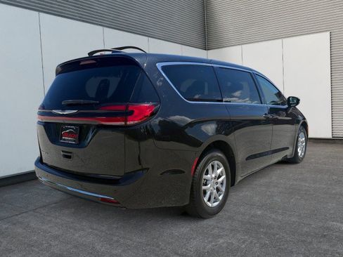 Used 2023 Chrysler Pacifica Touring-L FWD image 13
