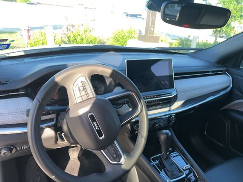 Used 2024 Jeep Compass Latitude AWD/4WD image 11