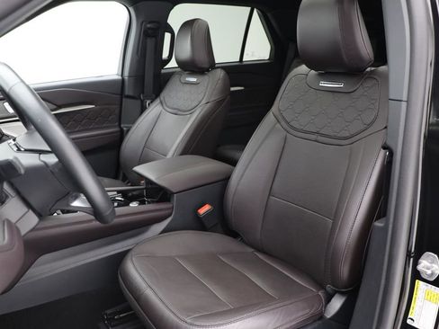 Used 2025 Ford Explorer Platinum w/ LUX Leather Package AWD/4WD image 18