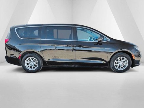 Used 2024 Chrysler Pacifica Touring-L FWD image 8