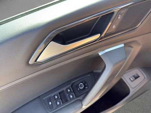Used 2018 Volkswagen Tiguan SEL AWD/4WD image 12